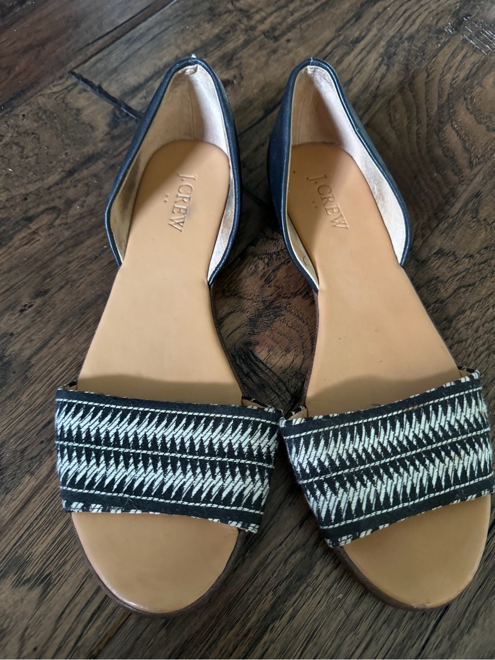 J.Crew Black & Cream Open-Toe Flat Sandals
Modern Design Sz 6.5